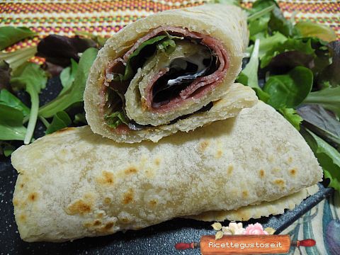 piadina arrotolata al salame