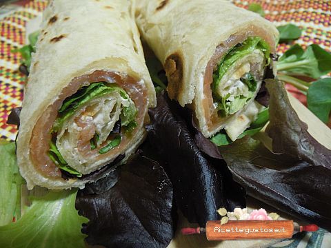 piadina arrotolata al salmone