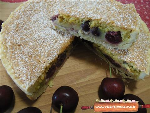 Torta di ciliegie in crosta di mandorle