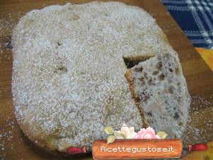 Torta di mele cotogne e noci