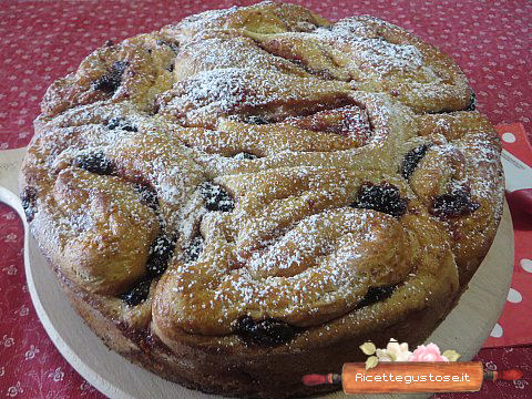 Torta di rose ciliegie e nespole