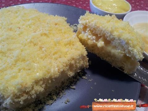 Torta mimosa con panna e ananas