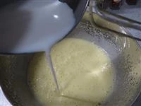 torta nua crema e marmellata immagine 3
