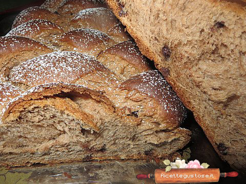 Treccia di pan brioche al cacao e gocce di cioccolato