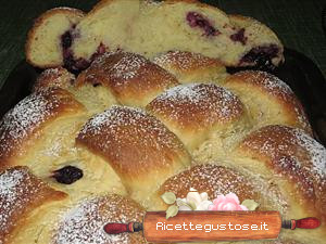 Pan brioche ai mirtilli e more a 5 intrecci