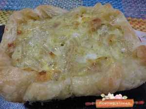 sfogliata cipolle e tonno ricetta