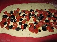 torta delle rose salata con pomodori e olive immagine 5
