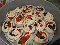 torta delle rose salata con pomodori e olive immagine 6