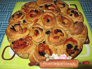 torta delle rose salata pomodori e olive