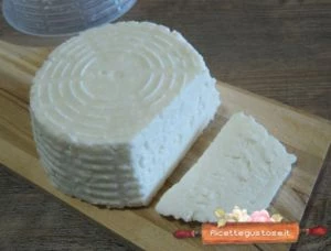 formaggio fatto in casa con il limone al posto del caglio