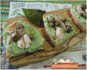 bruschetta avocado erba elettrica ocrescione del brasile e trota salmonata affumicata