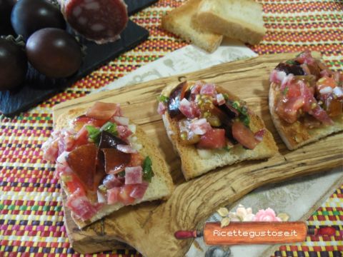 bruschetta con salame corallina gorgonzola di capra e pomodori