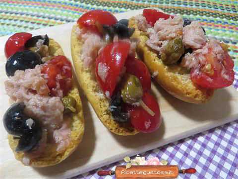 Bruschetta gustosa con tonno e pomodori