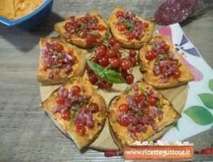 ricetta bruschetta peperoncini salame camoscio pomodorini ribes