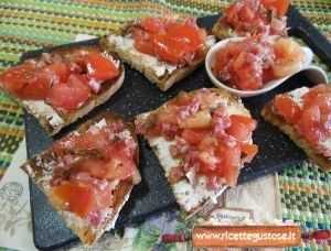 bruschetta pomodoro e salame di camoscio 