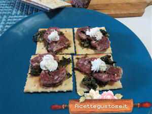 crackers con cicoria e salame di suino nero 