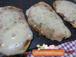 crostini al formaggino
