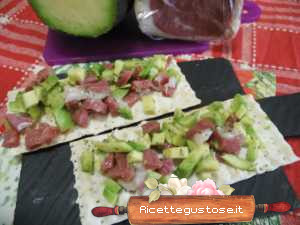 crostini avocado e petto di oca affumicato