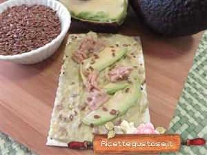 crostini avocado tonno e semi di lino