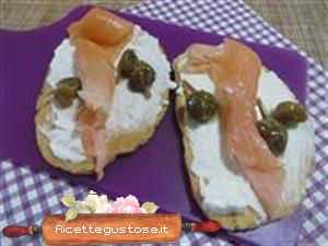 Crostini caprino e salmone marinato