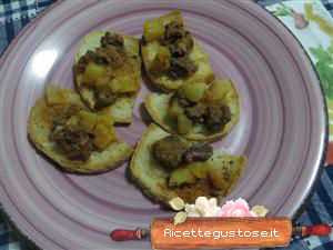 Crostini con spezzatino di servo al cognac 