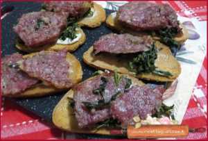 crostini cotechino e cicoria 