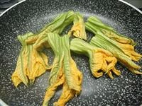 crostini fiori di zucca e salmone immagine 1