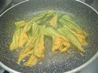 crostini fiori di zucca e salmone immagine 2