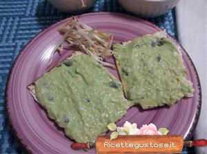 Crostini light avocado e germogli di soia 