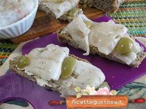 crostini pane ai porri e carpaccio di branzino