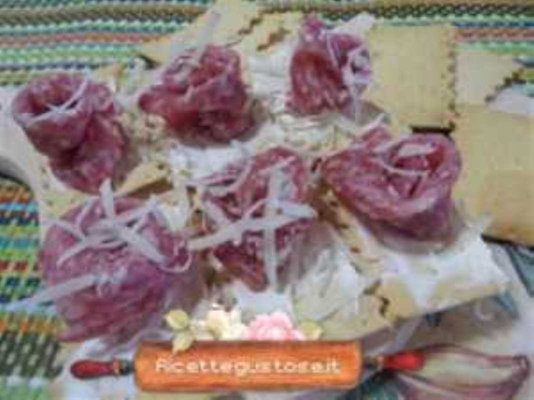 Crostini di pane azimo salame e grana