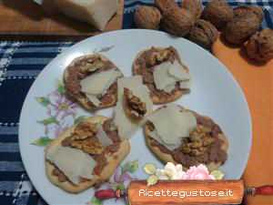 Crostini al pate di oca noci e parmigiano