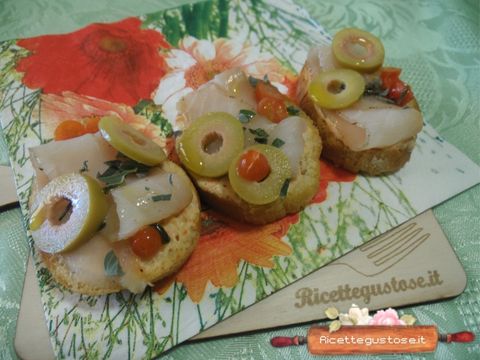 crostini con peperoni corbaci e storione affumicato