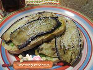 Crostini pesto e melanzane