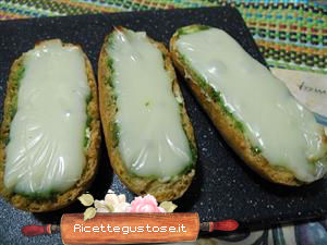 Crostini pesto di pistacchi e brie