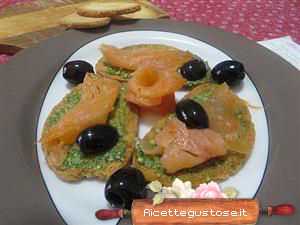 crostini pesto di rucola e salmone