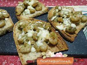 crostini pesto scamorza e gamberetti