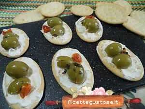 crostini philadelphia e olive verdi ricetta