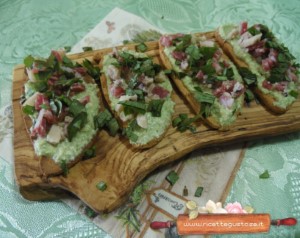 crostini piselli gialli avocado e giuncata