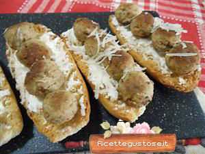 Crostini polpette e parmigiano