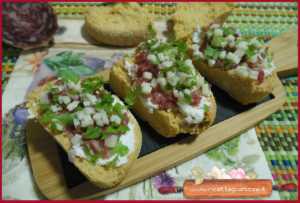 crostini ricotta di capra salame e caprino facili