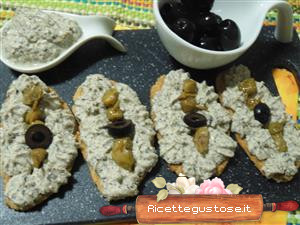 Crostini con tofu e olive nere