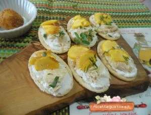 crostini con tuorlo di uovo fritto