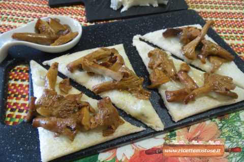 crostini gorgonzola e funghi