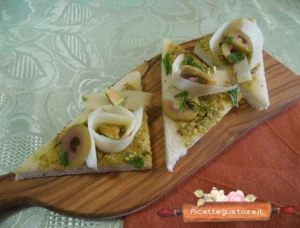 ricetta tartine al pesto di pistacchio