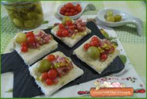 tartine al pistacchio salame e cetriolini