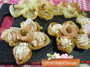 cestini croccanti farci al salmone