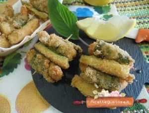 spiedini gamberi e zucchine alla salvia ananas
