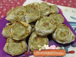 Girelle di pasta phillo con pesto e gamberetti