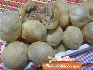 Palline di pasta sfoglia e olive farcite